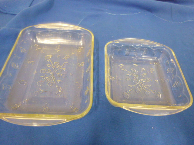 lot 365 image: 2 Matching Glass Cake Pans