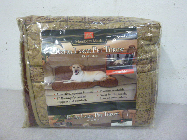 lot 378 image: Members Mark Extra Large Pet Throw