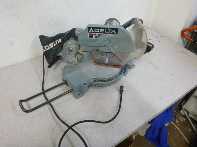 lot 3 image: Delta 10 Compound Mitre Saw
