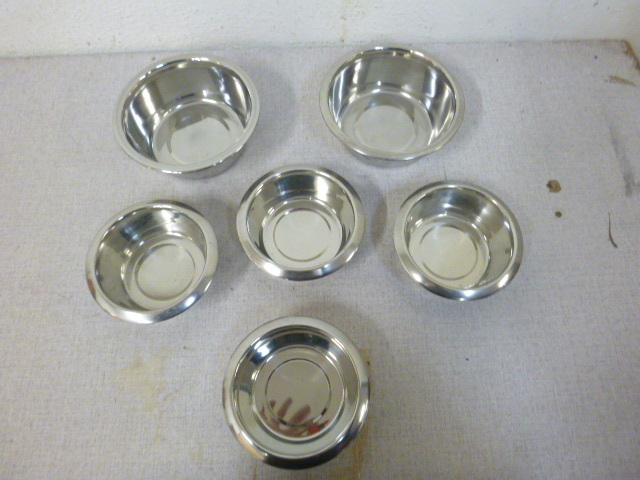 lot 395 image: 6 Small Stainless Steel Pet Bowls