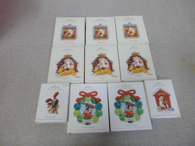 lot 398 image: 10 Hallmark Keepsake Christmas Ornaments