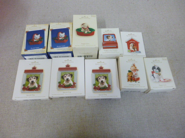 lot 400 image: 10 Hallmark Keepsake Christmas Ornaments