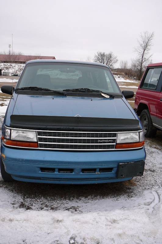 lot 3 image: 1994 Plymouth Grand Voyager