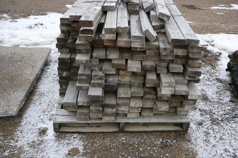 lot 7 image: Pallet of 2x4s   4 x 32 Height
