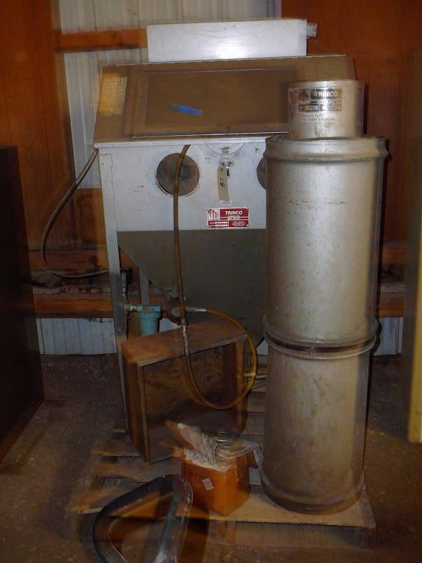 lot 18 image: Blasting Cabinet Trinco Model 30BP2 & Vacuum Model BP2
