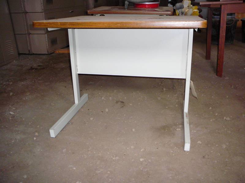 lot 26 image: Table 36 x 30 x 27 High