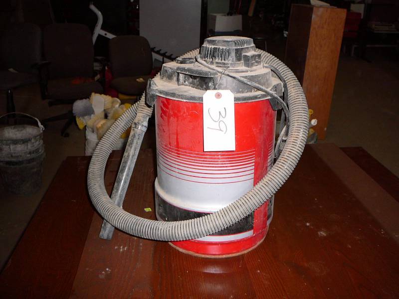 lot 39 image: Shop Vac 6 gal