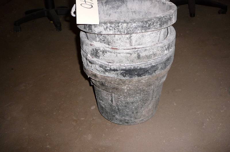 lot 40 image: Cement Buckets 4 count