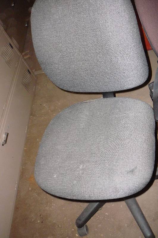 lot 59 image: Office chairs 3 count