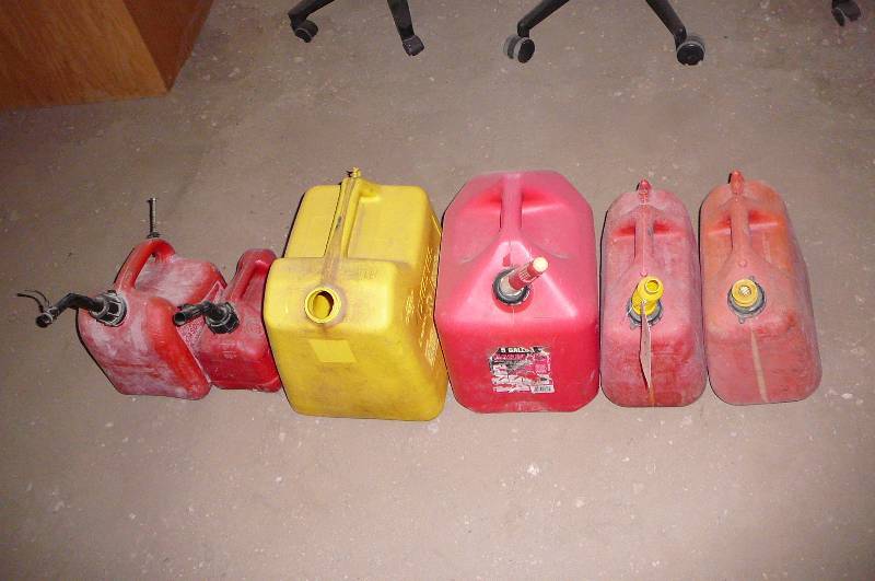 lot 60 image: Gas Cans 6 count