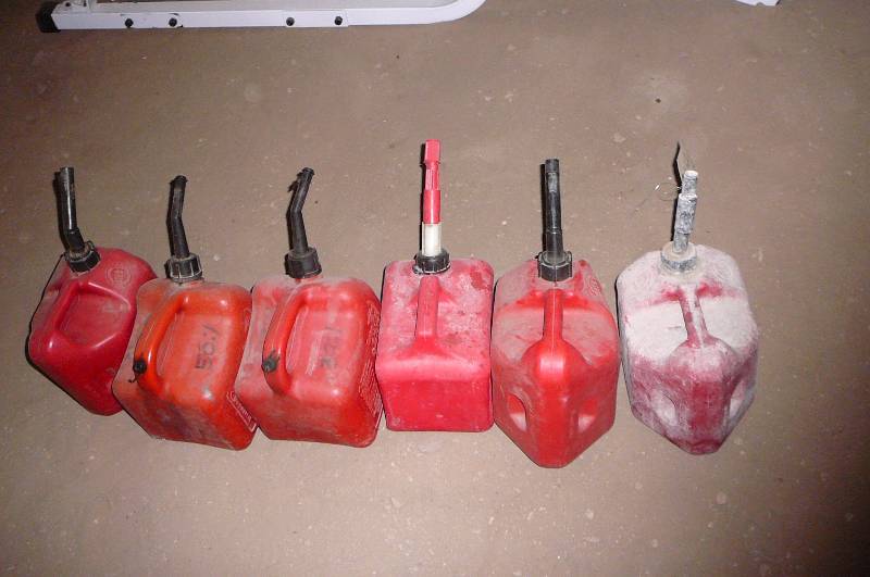 lot 62 image: Gas Cans 6 count