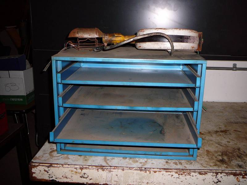 lot 88 image: Trouble light & cabinet