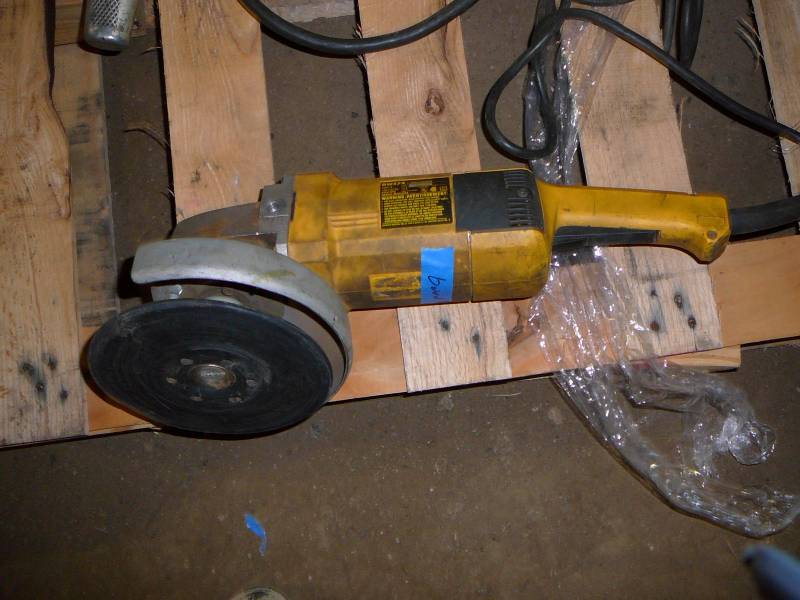 lot 92 image: Dewalt 7 angle grinder good