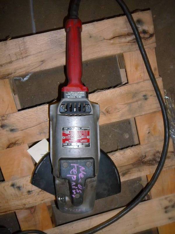 lot 94 image: Milwaukee angle grinder 9 good