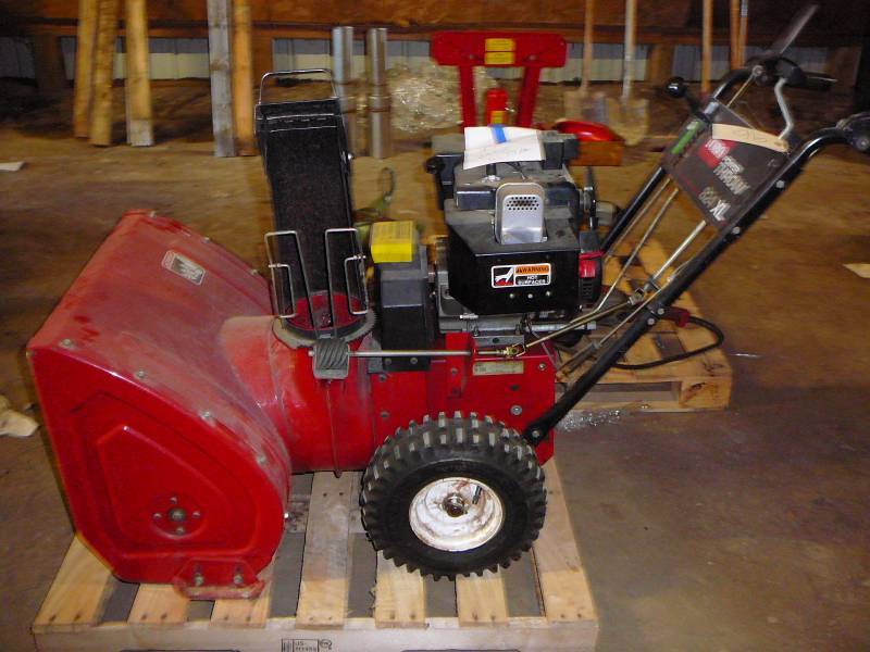 lot 96 image: Toro Power Throw 824xl Electric Starter clean used very little