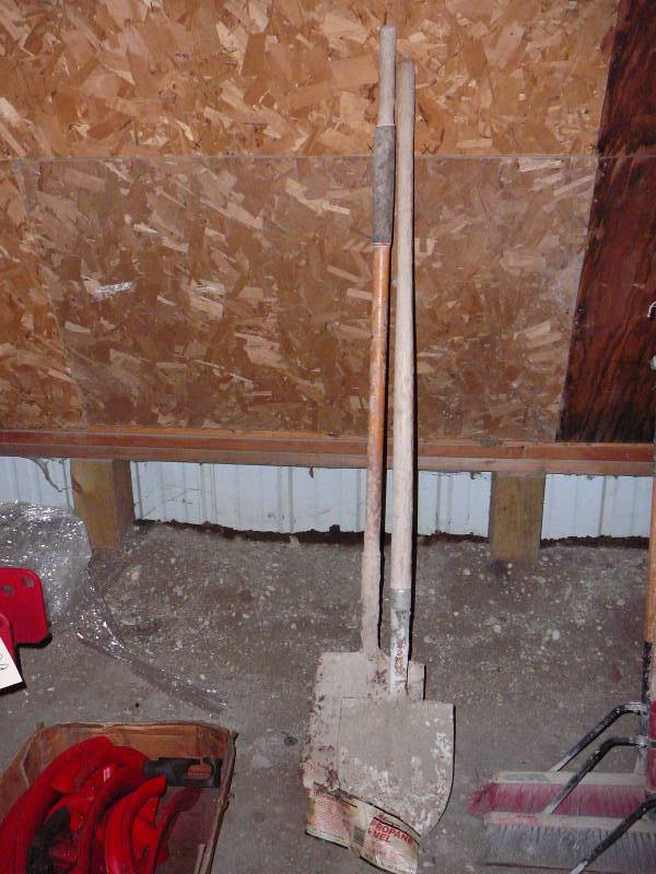 lot 100 image: Shovels 2 count