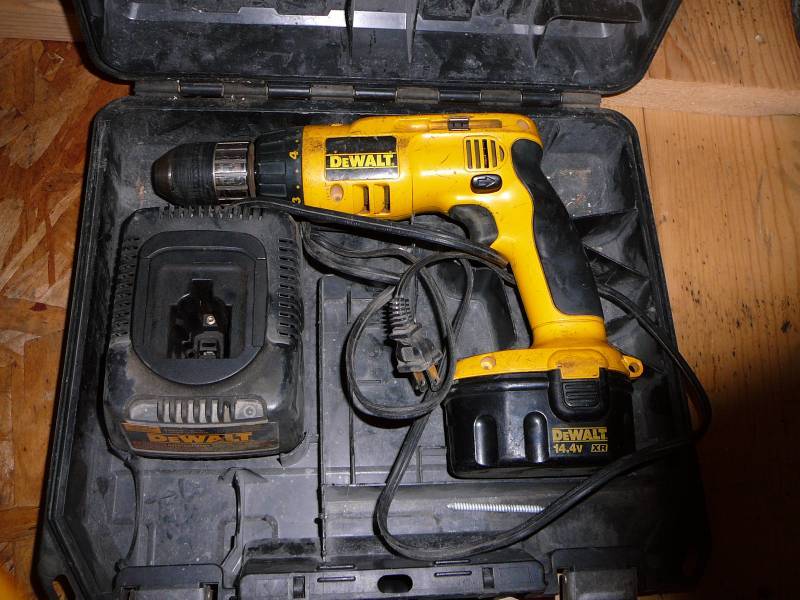 lot 122 image: Dewalt 14.4 Volt Kit Drill