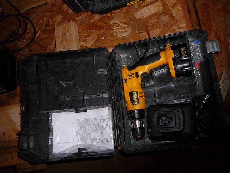lot 123 image: Dewalt 14.4 Volt Kit Drill