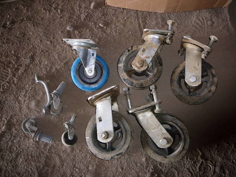 lot 138 image: Casters 6x2 - 6 Large