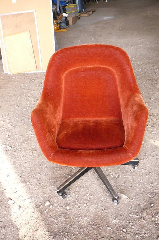 lot 193 image: Office Chair on casters and swivels Burnt Orange Cloth