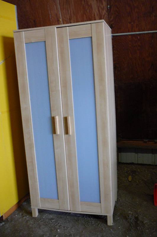 lot 207 image: 2 Door Wooden Cabinet 32w X 72h X 20d