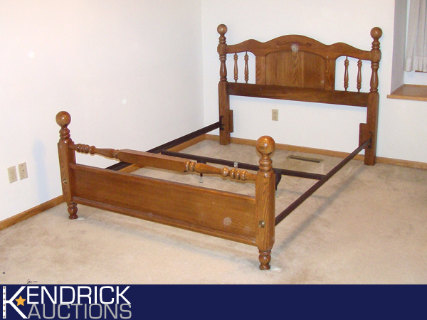 Broyhill QueenFull Headboard, Footboard, and Support Rails