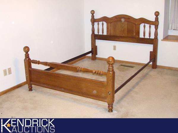Broyhill QueenFull Headboard, Footboard, and Support Rails