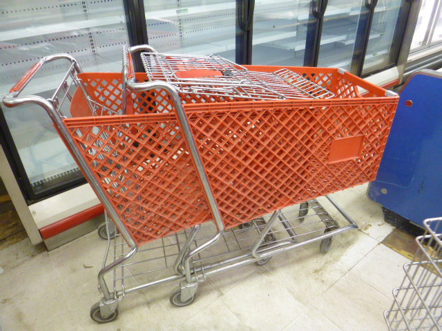 lot 5 image: 2 Grocery Carts
