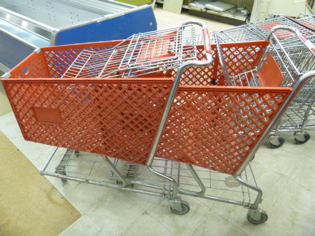 lot 20 image: 2 Grocery Carts