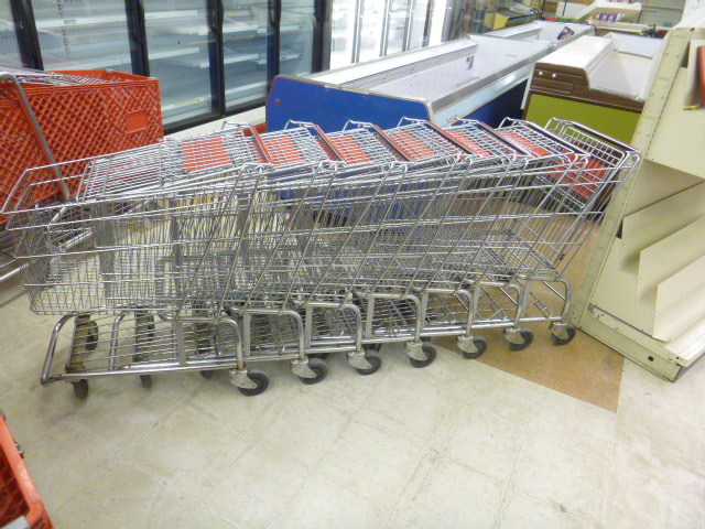lot 24 image: 7 Grocery Carts