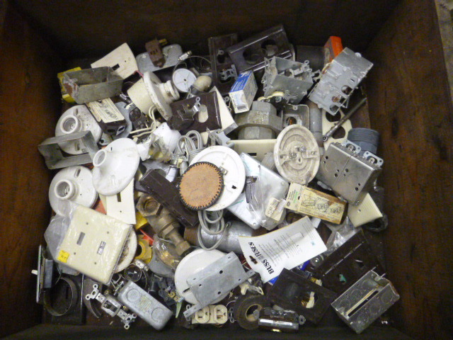 lot 53 image: Box of Electrical Items