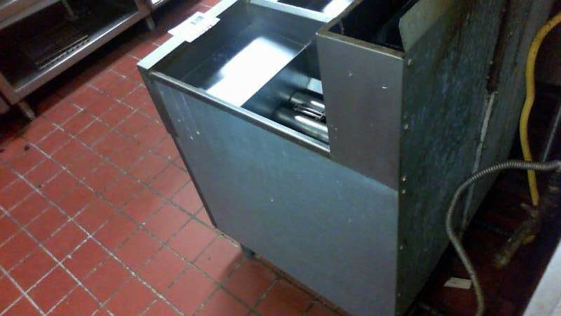 lot 6 image: Dean Gas fryer