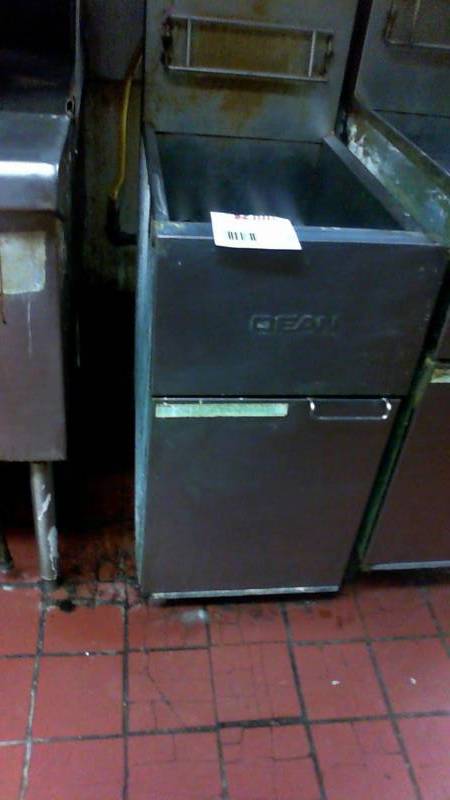 lot 5 image: Dean Gas Fryer