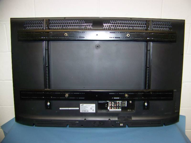 lot 7 image: 46, Samsung, LCD, 1080p, High Definition Television  HDTV with Remote Control