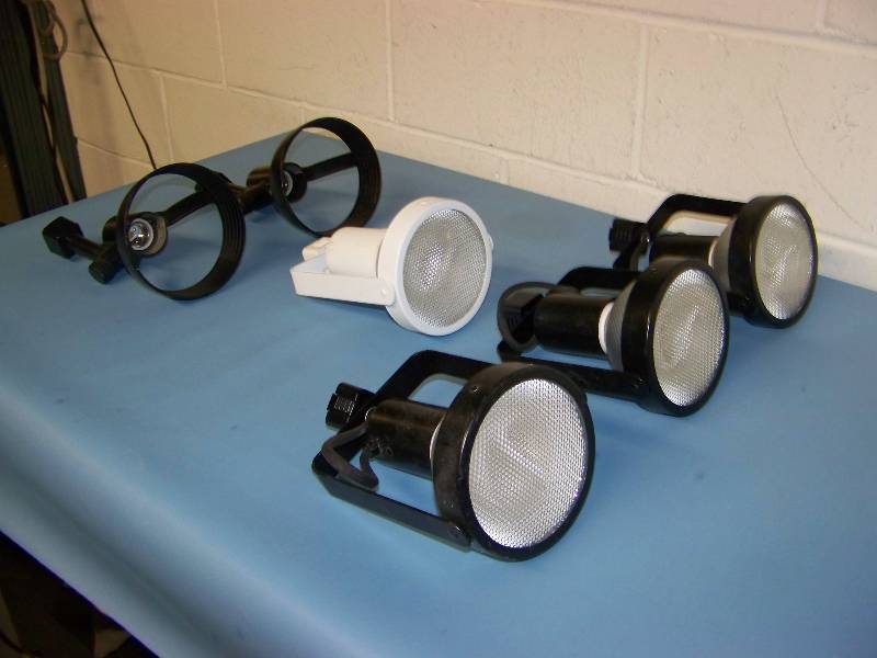 lot 59 image: (6) Track Lighting Heads  Pendants