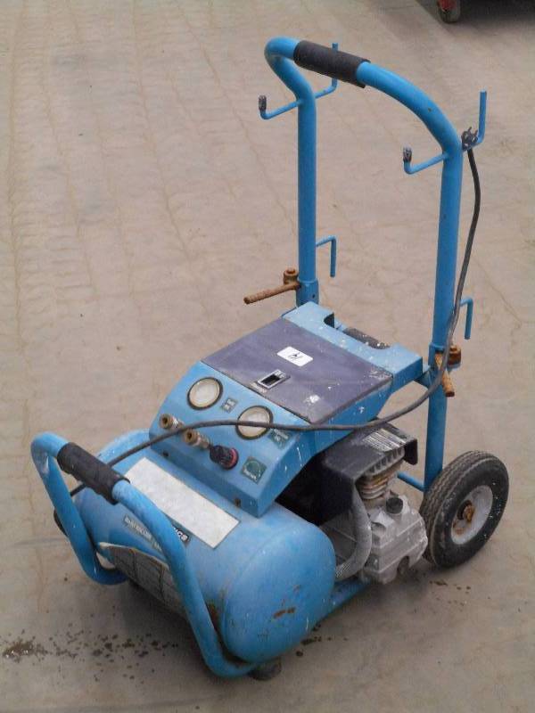 lot 14 image: Pneumatic MAC5200 3HP 5.2-Gallon El...