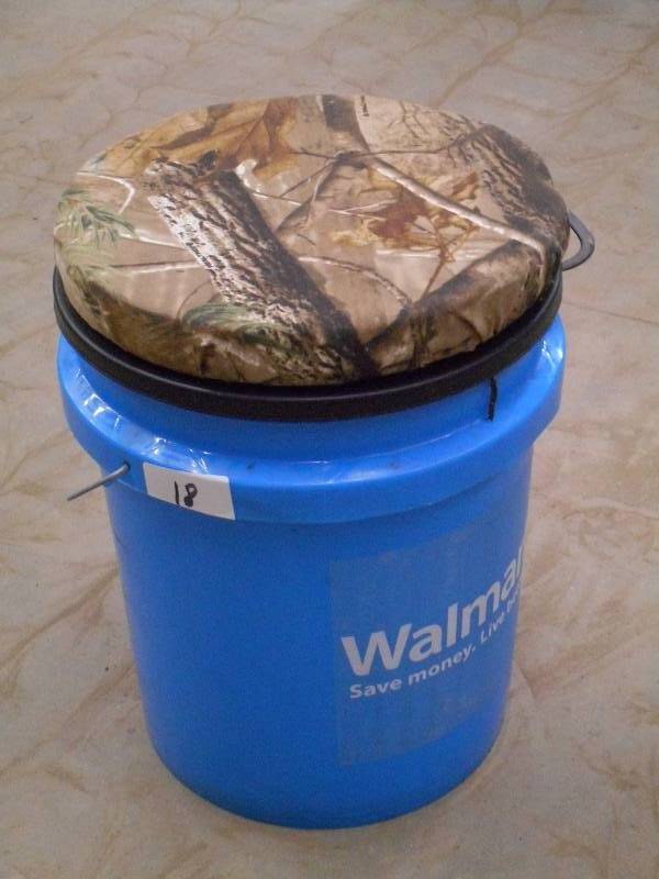 lot 18 image: 5-Gallon Bucket With Swivel Seat ...