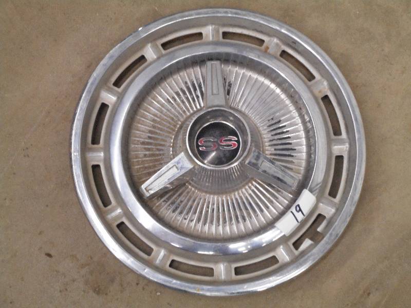 lot 19 image: Chevelle SS 14 Hubcap ...