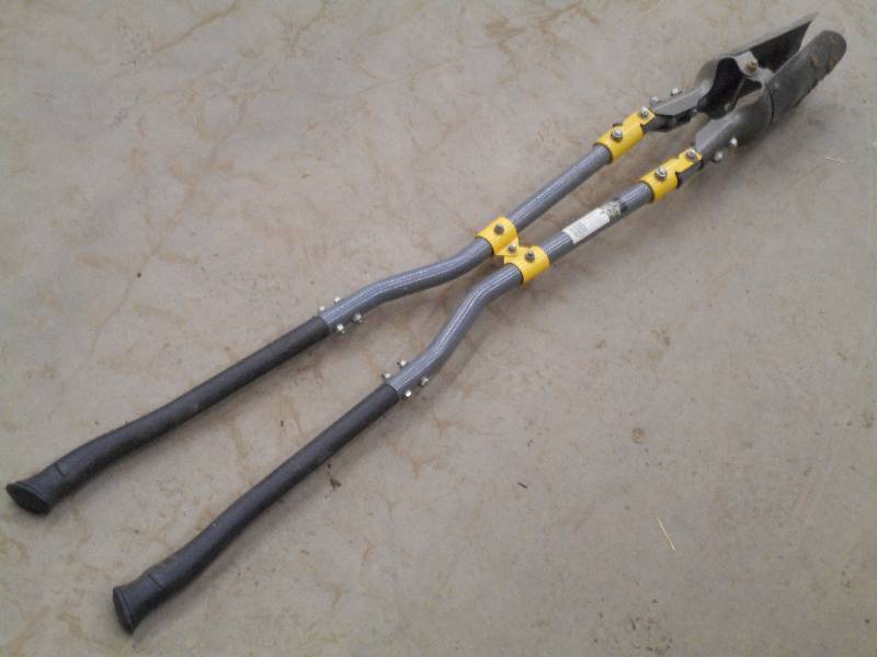 lot 26 image: Deluxe Post Hole Digger ...