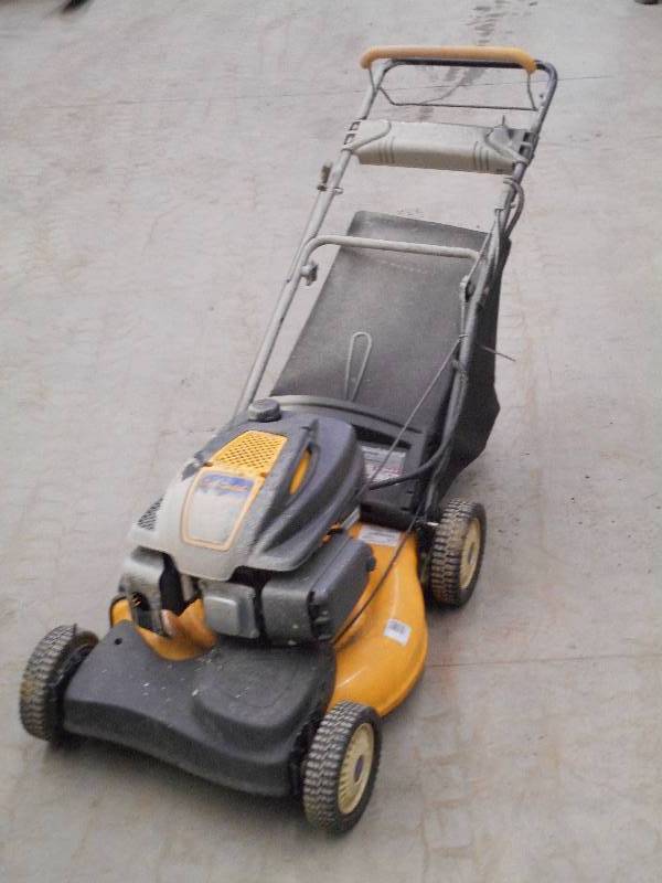 lot 29 image: Cub Cadet 21 Lawn Mower With Bagge...