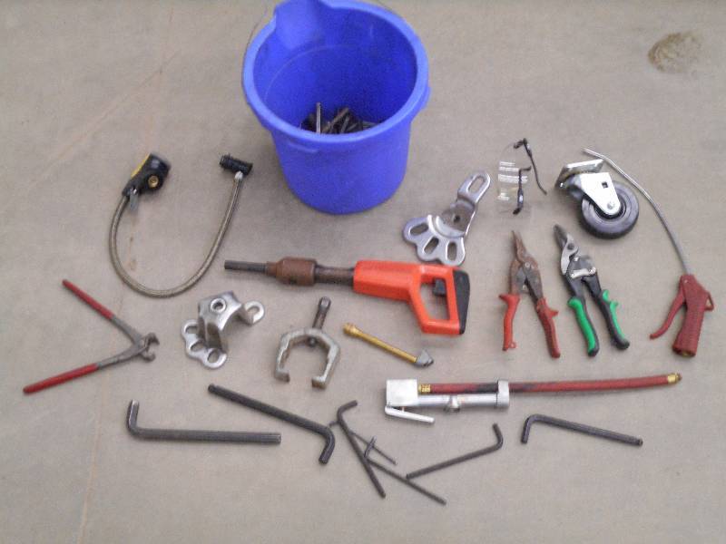 lot 32 image: Bucket Of Misc Hand Tools & Etc ...