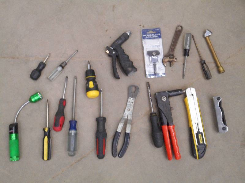 lot 35 image: Bucket Of Misc Hand Tools & Etc ...