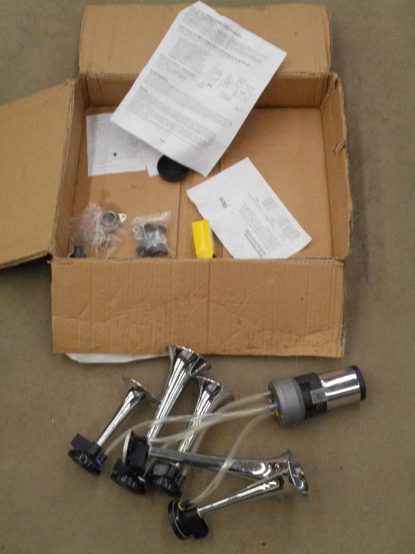 lot 53 image: Unused 12Volt Air Horn Set ...