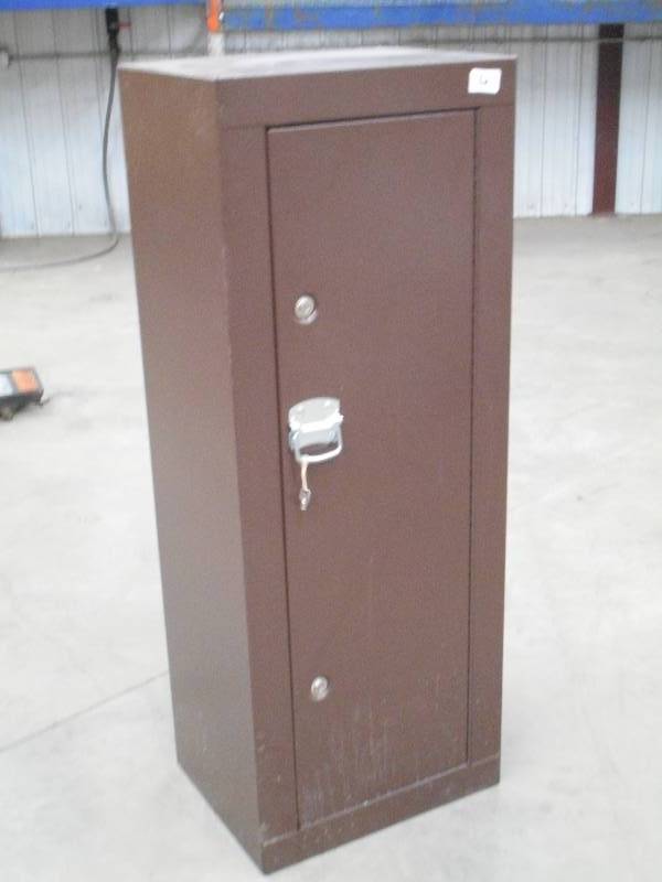 lot 62 image: 12-Gun Security Cabinet With Interi...