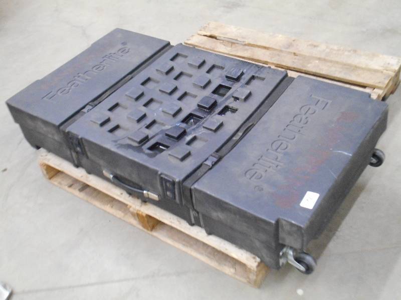 lot 72 image: Featherlite 2x4 Plastic Rolling S...