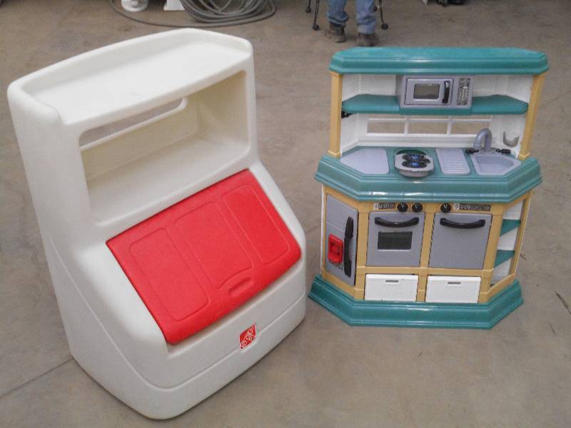 lot 86 image: (1) Step2 Toybox With Shelves & (1)...