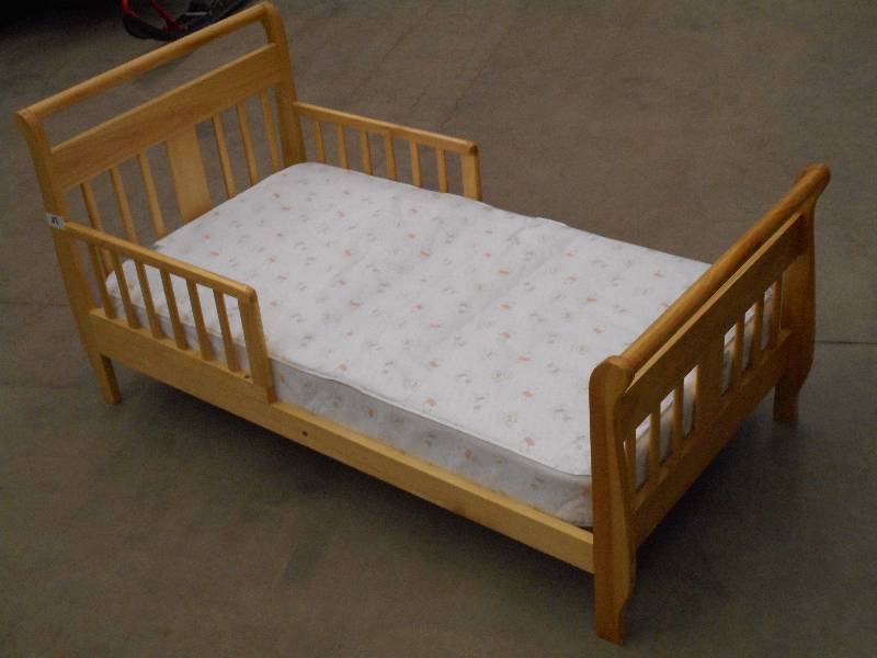 lot 88 image: Single Sized Wood Frame Toddler Day...