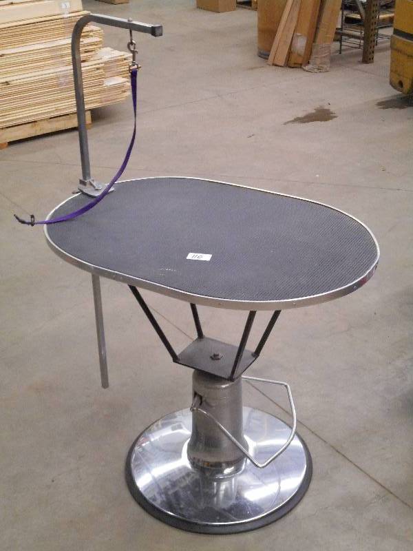 lot 110 image: Adjustable Height Dog Grroming Tabl...