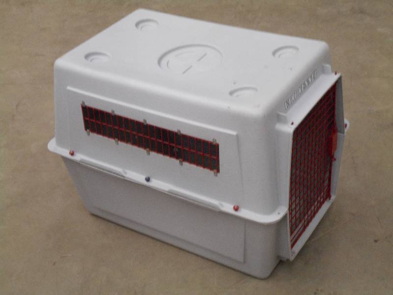 lot 113 image: Vari-Kennel Mid-Size Pet Kennel ...