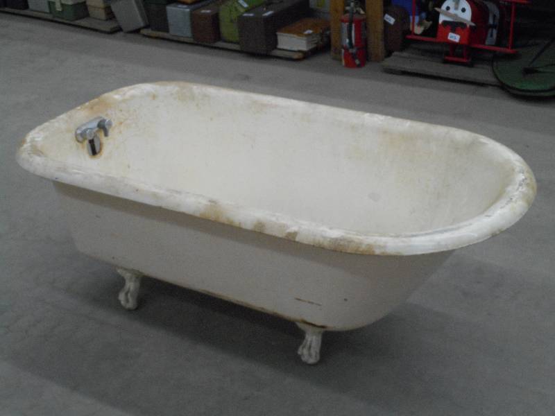 lot 115 image: Antiwue Claw-Foot Tub, Feet In-Tact...